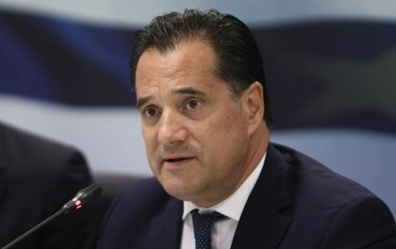 Μοίρασε... γλυκά στους εργαζόμενους του ΕΣΥ ο Άδωνις Γεωργιάδης - Δείτε βίντεο