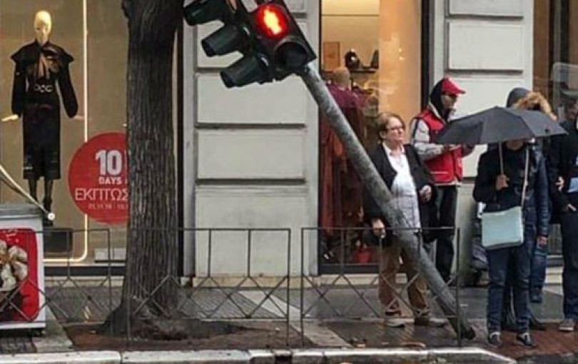 Φανάρι σε κεντρικό δρόμο της Θεσσαλονίκης... έγειρε στο διπλανό δέντρο!