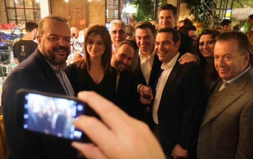 Το ποτό του Τσίπρα με τους βουλευτές του, οι selfies και η Νοτοπούλου (Φωτ.)