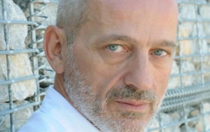 Αυτοκίνητα... σταθμεύουν στην Νέα Παραλία - Οργισμένη αντίδραση Νικηφορίδη