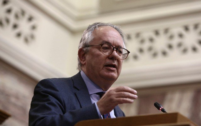 Η ντρίπλα Τριαντόπουλου, τα ζόρια του ΠΑΣΟΚ και το απλό ερώτημα του Νίκου Αλιβιζάτου. Γράφει ο Μποξέρ*