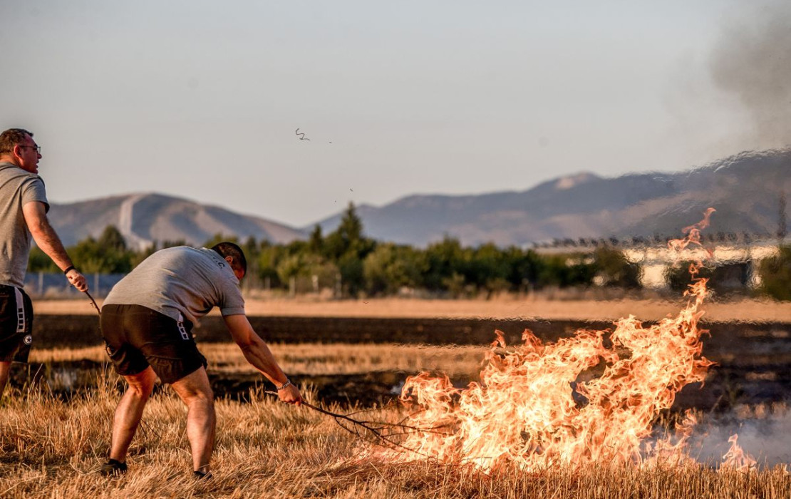 «Βροχή» προστίμων της πυροσβεστικής για παράνομες καύσεις σε Θέρμη και Πολύγυρο