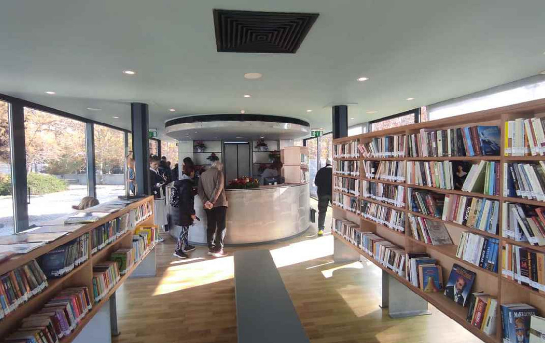 Θεσσαλονίκη: «Talk of the town» η γυάλινη ανταλλακτική βιβλιοθήκη στη Νέα Παραλία