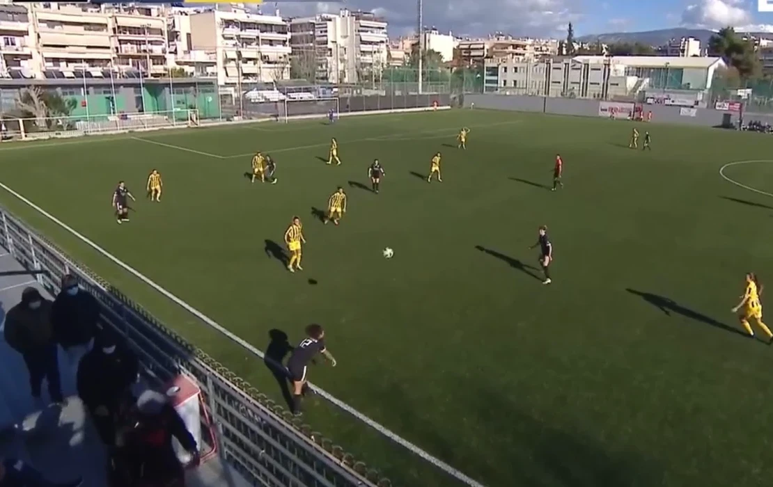 Εισβολή χούλιγκαν σε αγώνα γυναικείου ποδοσφαίρου στο Μοσχάτο (βίντεο)