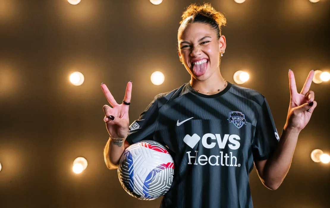 Η κόρη του Ντένις Ρόντμαν, Τρίνιτι, υπέγραψε το ακριβότερο συμβόλαιο όλων των εποχών στο γυναικείο ποδόσφαιρο (βίντεο)