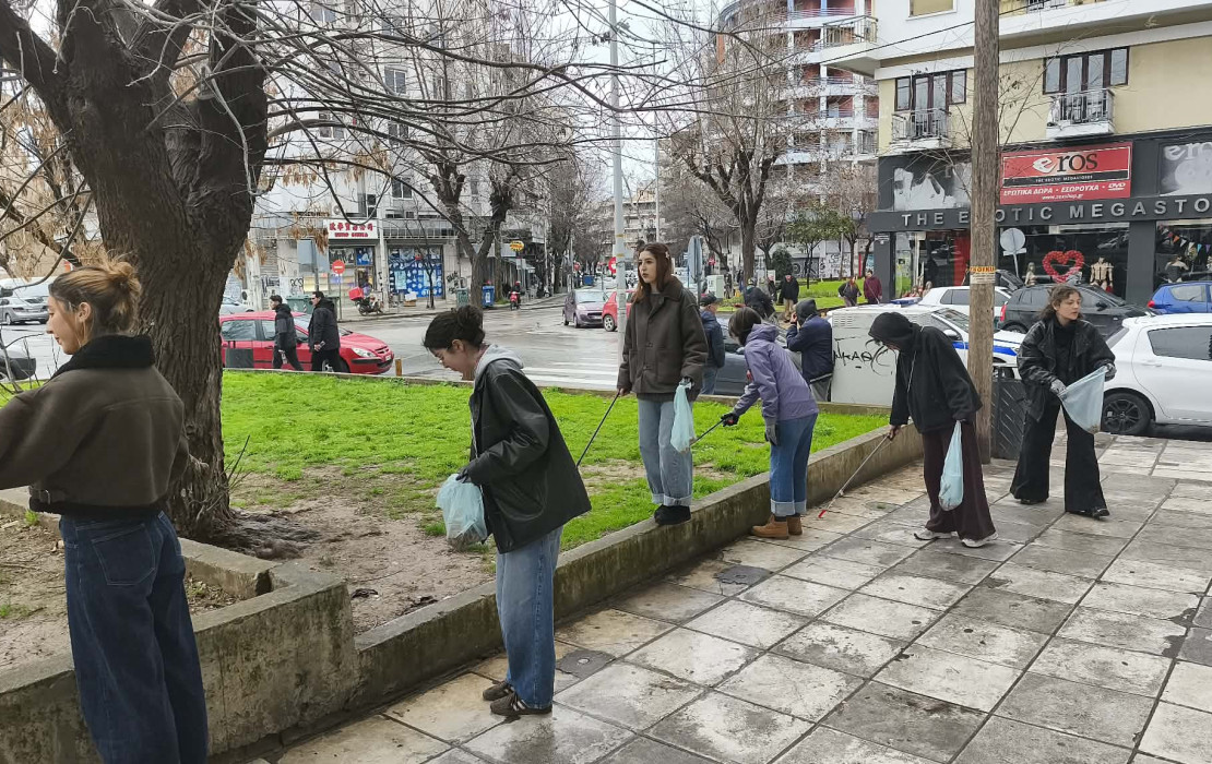 Θεσσαλονίκη: Ευρωπαίοι εθελοντές καθάρισαν το Σιδηροδρομικό Σταθμό από αποτσίγαρα και γόπες (βίντεο)