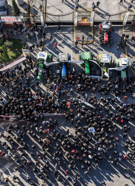 Το αυτογκόλ των αγροτών, οι «γαλάζιοι» που δυσαρεστήθηκαν με τον Πιερρακάκη και το «ορφανό» έργο της Θεσσαλονίκης. Γράφει ο Σαλονικιός