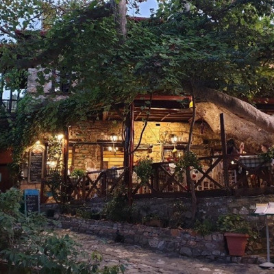 Το Πέτρινο: Η γευστική παράδοση του Ολύμπου στη γραφική πλατεία του Παλαιού Παντελεήμονα