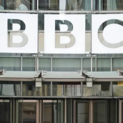 Βρετανία: Το BBC ανακοίνωσε μια «στρατηγική συνεργασία» με το YouTube για να διευρύνει το κοινό του