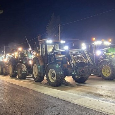 Αγρότες απέκλεισαν το ρεύμα προς Θεσσαλονίκη στα διόδια των Μαλγάρων