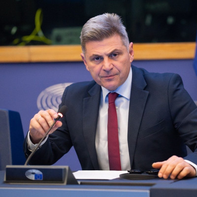 Ο Φαραντούρης απαντά στον Πολάκη: "Χοντροκομμένα, χυδαία αλλά και αστεία ψέματα"