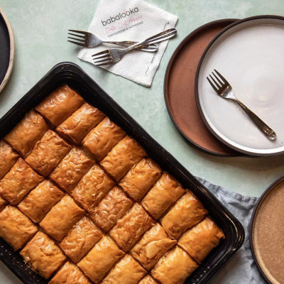 Babalooka: Επιμένοντας στα αυθεντικά τρίγωνα Θεσσαλονίκης, γαλακτομπούρεκα και σιροπιαστά, όπως τα έφτιαχνε η γιαγιά