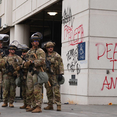 ΗΠΑ: Το Ιλινόι μήνυσε την κυβέρνηση Τραμπ για «επικίνδυνη χρήση βίας»