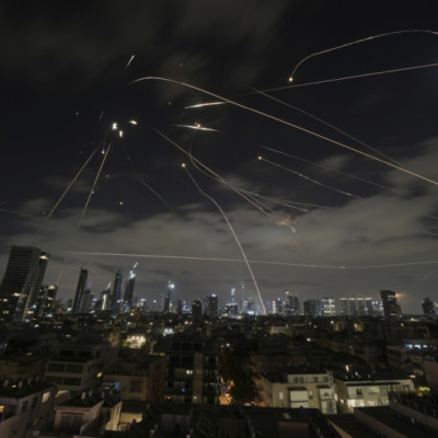 «Εγκλήματα πολέμου» χαρακτηρίζουν ειδικοί τις επιθέσεις των ΗΠΑ - Ο Ιρανός ΥΠΕΞ προειδοποιεί για προκλητικές ενέργειες