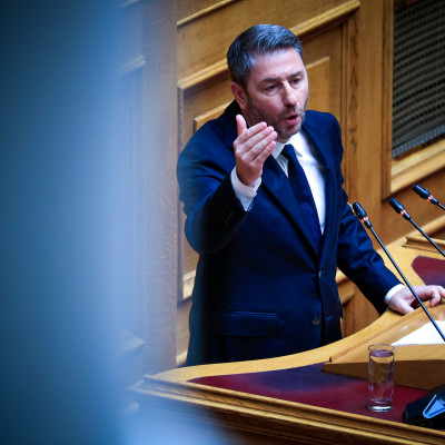 Ο Ανδρουλάκης ανακατεύει την «πράσινη» τράπουλα και θέτει το ΠΑΣΟΚ σε διάταξη μάχης