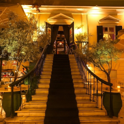 Το Δέντρο στο Bar: Ένα θρυλικό στέκι της Θεσσαλονίκης που άνθισε μέσα από τις ρίζες της ιστορίας