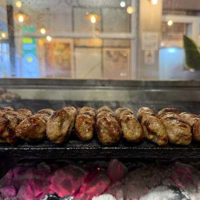 Βομβίδια: Τα σουτζουκάκια που έγιναν σήμα – κατατεθέν της Μοδιάνο και της Βασιλέως Ηρακλείου, τώρα και στην Καλαμαριά