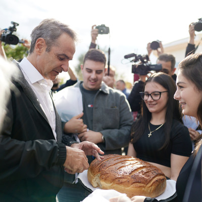 Το «ψωμί με αλάτι» και οι πρωθυπουργικές selfies