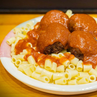 Ρίζες: Όταν η παράδοση συναντά την «μαμαδίστικη» αγάπη στην καρδιά της Χαριλάου