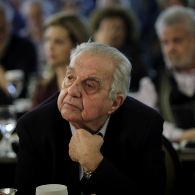 «Θα μας λείψεις "παππού"» - Ο πολιτικός κόσμος αποχαιρετά τον Αλέκο Φλαμπουράρη