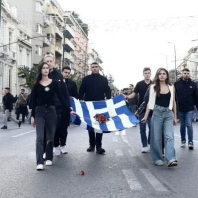 Η κόρη της Φώφης Γεννηματά στην κορυφή της πορείας του Πολυτεχνείου - Μια συγκινητική στιγμή που «μιλάει» στην ψυχή