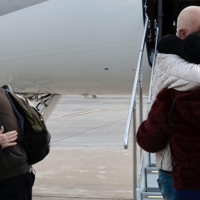 Η Τζόρτζια Μελόνι υποδέχθηκε τους δύο Ιταλούς πολιτικούς κρατούμενους που απελευθέρωσε η Βενεζουέλα (βίντεο)