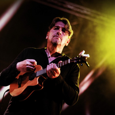 Τραγούδια σαν φυλαχτό, μέσα στον θόρυβο της εποχής