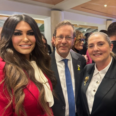 Στο Νταβός και η Κίμπερλι Γκίλφοϊλ - Συναντήθηκε με τον πρόεδρο του Ισραήλ