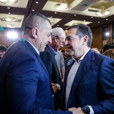 Οι αγκαλιές Κουρέτα- Τσίπρα που εκνεύρισαν το ΠΑΣΟΚ