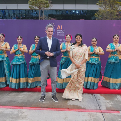 Με παραδοσιακούς χορούς υποδέχθηκαν τον Κ. Μητσοτάκη στην Ινδία – Αύριο η κρίσιμη συνάντηση με τον Ινδό πρωθυπουργό (βίντεο)