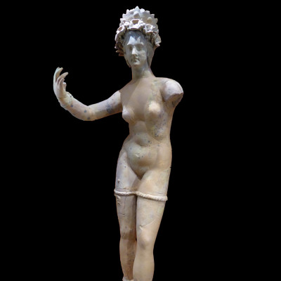 Αρχαιολογικό Μουσείο Βέροιας: Ειδώλιο Αφροδίτης που εμφανίζει τη θεά με νεανικό, εύπλαστο σώμα