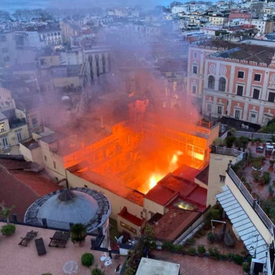 Ιταλία: Στις φλόγες το θέατρο Σανατζάρο της Νάπολης - Κατέρρευσε η στέγη (βίντεο)