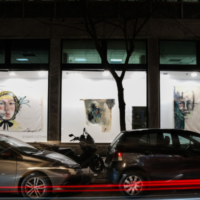 Δυαδικό Σύστημα: Τρία πορτρέτα της Σμαρώς Ταχματζίδου στις Βιτρίνες Τέχνης του ΟΤΕ