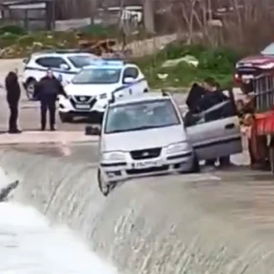 Αλεξανδρούπολη: Οδηγός επιχείρησε να διασχίσει ρέμα με το αυτοκίνητο και εγκλωβίστηκε - Δείτε βίντεο