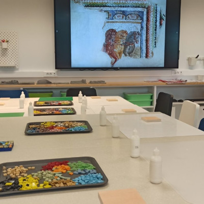 Πολιτιστική Συνταγογράφηση στο ΑΜΘ: Ένα εργαστήριο εικαστικών εφαρμογών και ένα εργαστήριο χορού για την ανακούφιση του ψυχικού φορτίου