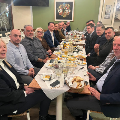 Γαλάζιο δείπνο με φόντο το Λευκό Πύργο