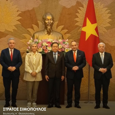 4 γαλάζιοι κάτω από την προτομή του Ho Chi Minh