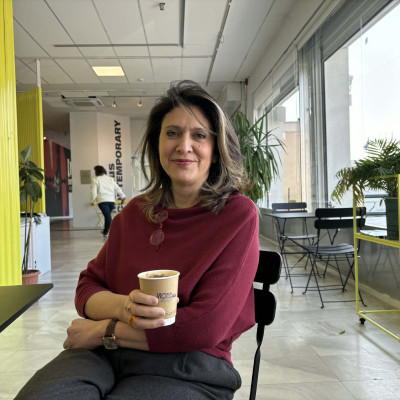 Πρωινός καφές με την καλλιτεχνική διευθύντρια του MΟΜUS-Μουσείου Σύγχρονης Τέχνης  Θούλη Μισιρλόγλου (βίντεο)