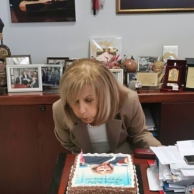 Τούρτα "έκπληξη" για την Περιφερειάρχη Κεντρικής Μακεδονίας