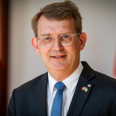 «Η Γροιλανδία δεν χρειάζεται το πλωτό νοσοκομείο του Τραμπ» απαντά ο Δανός υπουργός Άμυνας