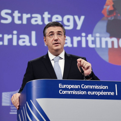 Απ. Τζιτζικώστας από Economist: «Συναγερμός» για τις μεταφορές λόγω Μέσης Ανατολής – 3.000 πλοία επηρεάζονται στα Στενά του Ορμούζ