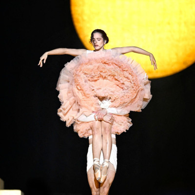 Ο Δημήτρης Παπαϊωάννου σκηνοθετεί τη Rosalia - Δείτε βίντεο