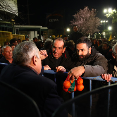 Διαμαρτυρία αγροτών στη ΔΕΘ: Μοίρασαν πορτοκάλια πριν αποχωρήσουν με τα τρακτέρ (βίντεο)