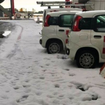 Η Ρώμη «πνίγηκε» από χαλάζι: Νερά από τις οροφές και ματαιώσεις πτήσεων στο αεροδρόμιο «Φιουμιτσίνο» (βίντεο)