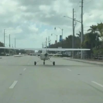 ΗΠΑ: 19χρονος έκανε αναγκαστική προσγείωση αεροσκάφους στη μέση του δρόμου - Δείτε βίντεο