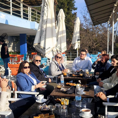 Καφεδάκι Κασσελάκη με θέμα τη μαρίνα Αρετσούς και φόντο τη… μαρίνα