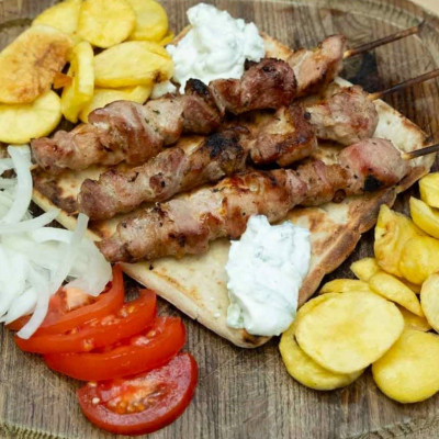 Τα Σουβλάκια του Μπέκα: Όλα στα κάρβουνα, όλα στη σούβλα, όλα χειροποίητα