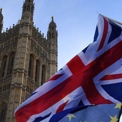 Βρετανία: Το Ηνωμένο Βασίλειο θα έπρεπε να ακολουθεί τους κανόνες της ΕΕ, όμως δεν συζητά επανένταξη στην ενιαία αγορά ή την τελωνειακή ένωση