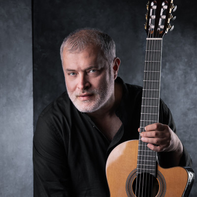 Μεσόγειος σε έξι χορδές: Ο Παναγιώτης Μάργαρης χαρτογραφεί τον ήχο μιας κοινής μουσικής πατρίδας