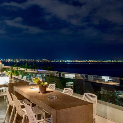 Φέτος, το Mistral γιορτάζει 35 χρόνια, συνεχίζοντας να παντρεύει την κυκλαδίτικη αισθητική με το απόλυτο urban chic